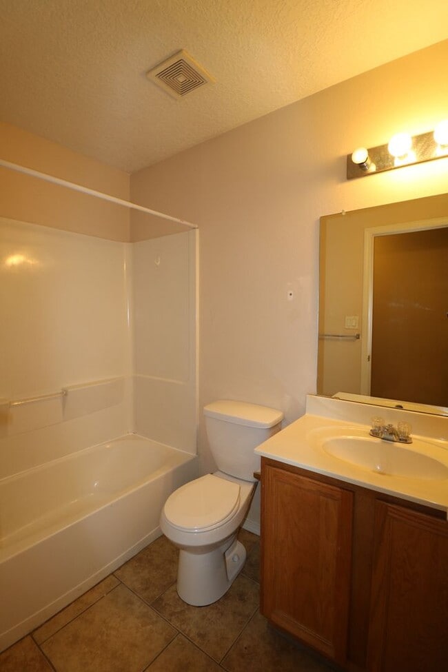 Building Photo - 3BR, 2BA, 2CG