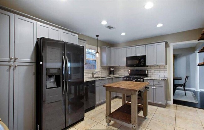 Building Photo - 1825 Hickory Creek Ct NW