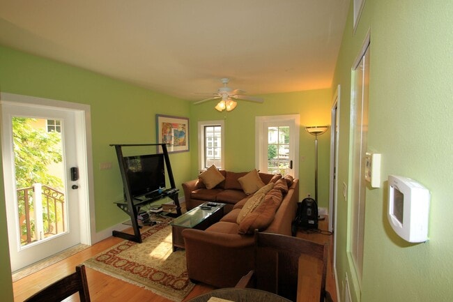 Building Photo - 1 Bedroom 1 Bathroom Fully Furnished in Do...