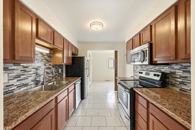 Building Photo - Spacious 3 Bedroom Home | 2 Bonus Rooms, Huge Yard & Detached 2-Car Garage