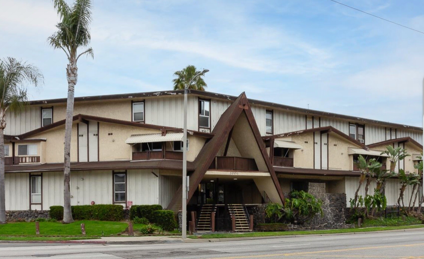 Building Photo - 7000 S La Cienega Blvd