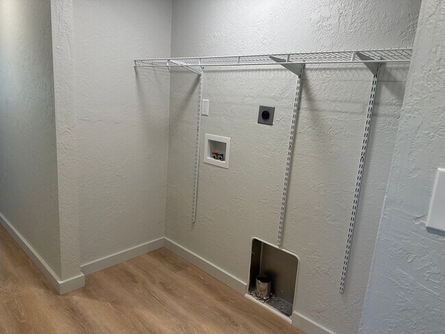 Building Photo - Updated 2 bedroom 2 bath house with a deta...