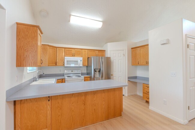 Building Photo - Beautiful Remodeled Home In Great Clinton Area
