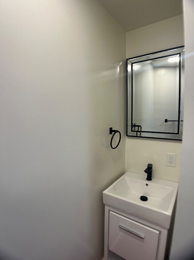 Building Photo - 2239 W Oxford St