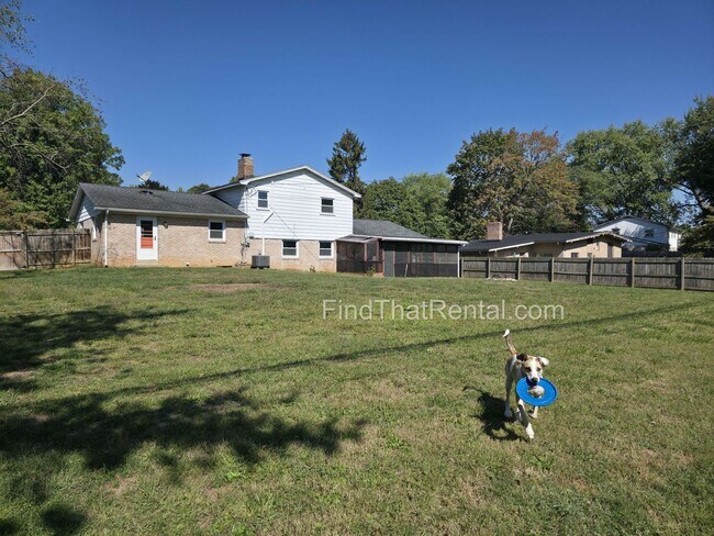 Building Photo - Available Immediately! Pet friendly, 2 car...