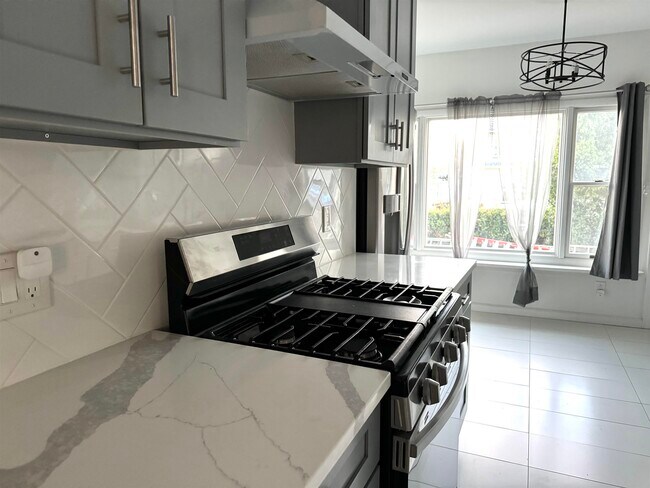 Building Photo - 143 W 2nd St