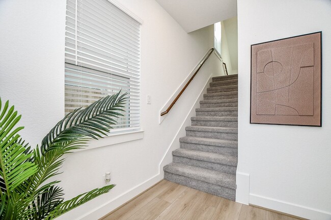 Building Photo - 2210 Via Laura Ln