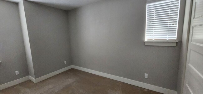 Building Photo - 4417 N Gantenbein Ave