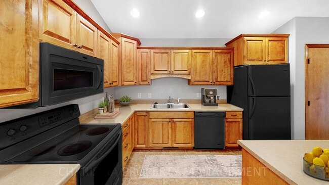 Building Photo - 3 BD, 2.5 BA TOWNHOME, DOUBLE ATTACHED GARAGE, PET FRIENDLY, WALK OUT DECK, LOTS OF SPACE!