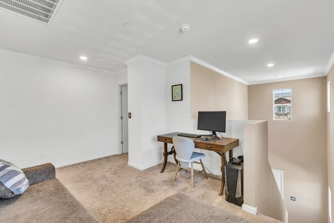 Building Photo - 4 bed / 3 bath | Upated Anatolia Home Avai...