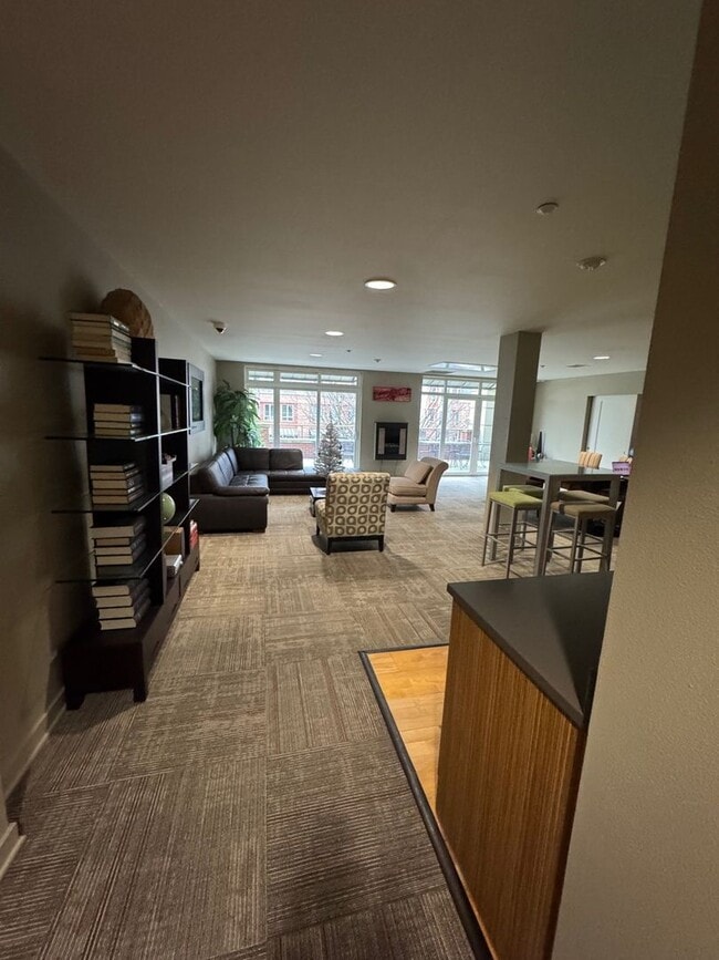 Building Photo - Spacious 2 bed 2 bath, 1000+ sq ft. condo on Market St in Ballard