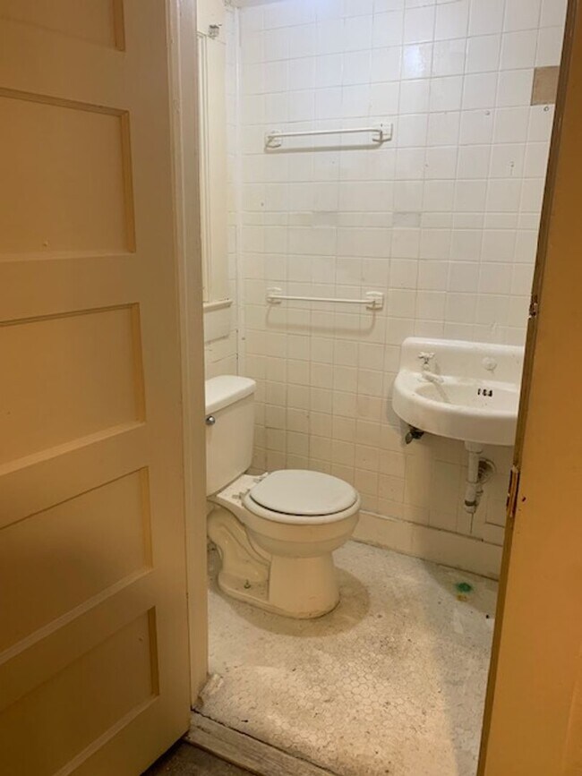 Building Photo - Spacious 2BR/2BA Home with Bonus Room