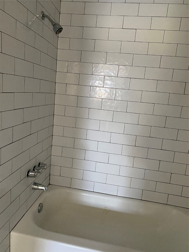 Building Photo - 8220 Glenview Dr