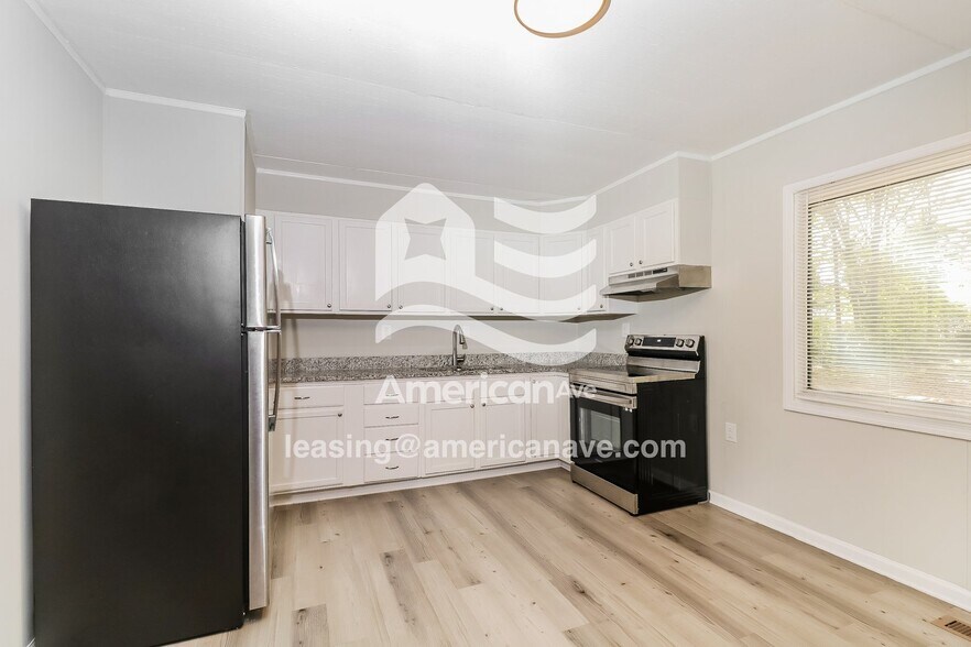 Building Photo - 111 Camellia Cir