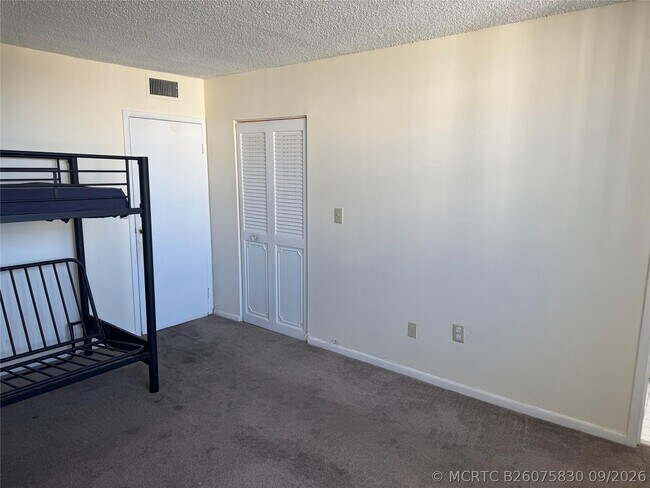 Building Photo - 2860 Somerset Dr
