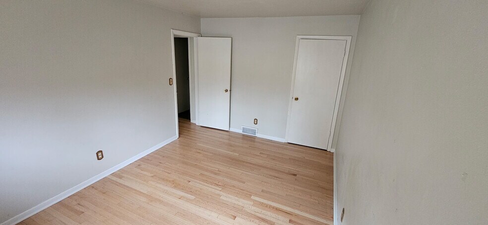 Building Photo - 5841 Garrett Ln