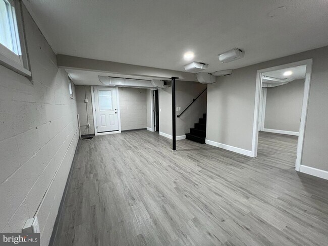 Building Photo - 904 Gilbert Rd