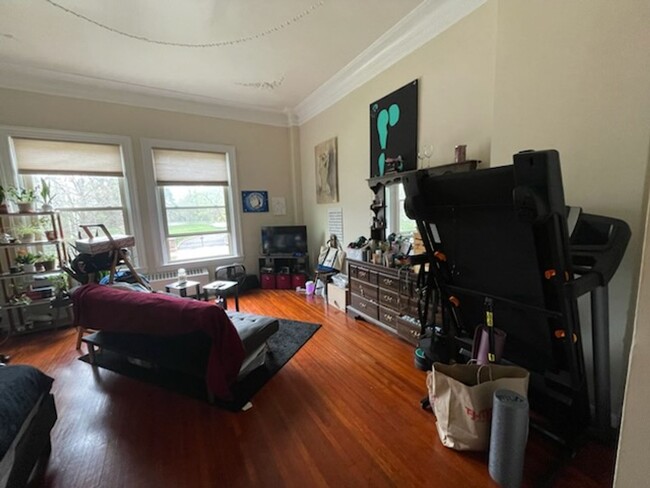 Building Photo - Spacious Studio Apartment Available in Jun...