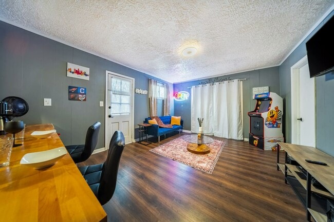 Building Photo - 2513 Greenvale Rd