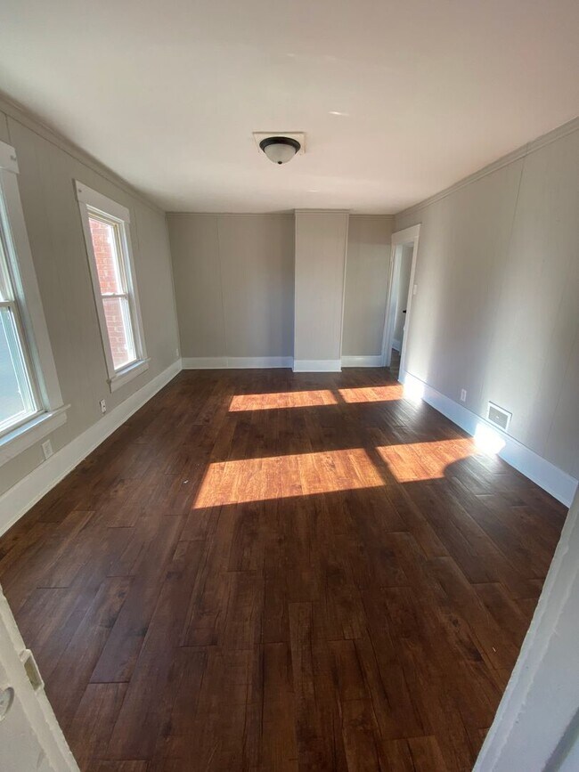 Building Photo - 312 N 6th St