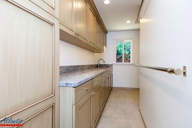 Building Photo - Stunning & Remodeled Home | Desirable Sara...