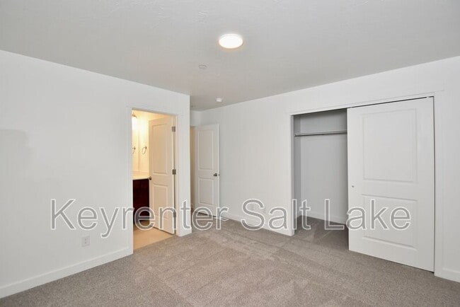 Building Photo - 1590 S 900 W