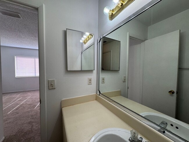 Building Photo - Large 1 bedroom Condo on Second Floor Over...
