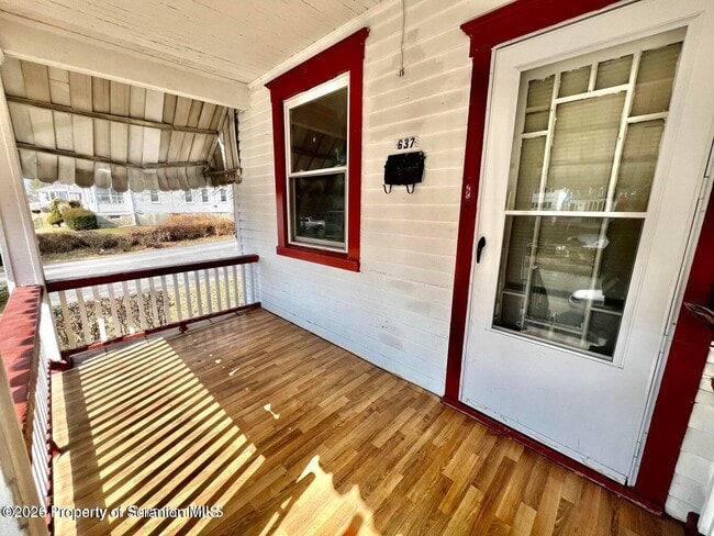 Building Photo - 637 E Elm St