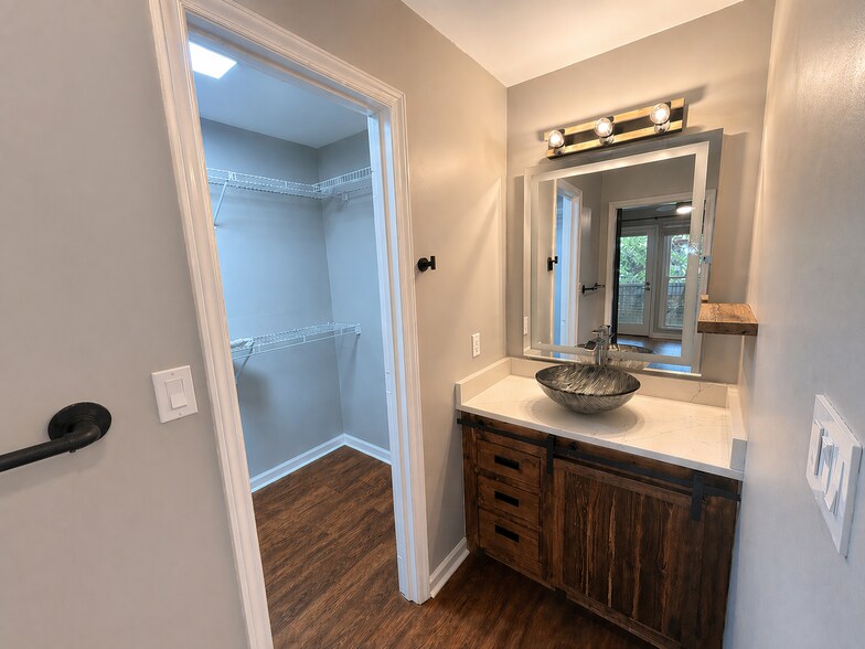 Primary Bath - 1062 Washington St