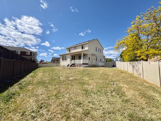 Building Photo - 3 Bed, 2.5 Bath Lakeview Home (Upper Unit) with Private Yard in Quiet Neighborhood!