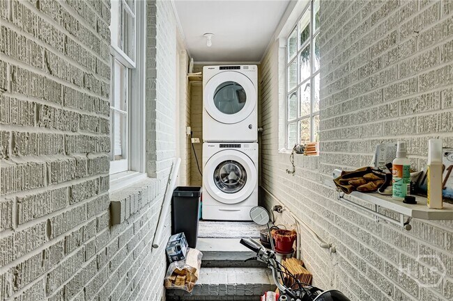 Building Photo - 725 E 53rd St