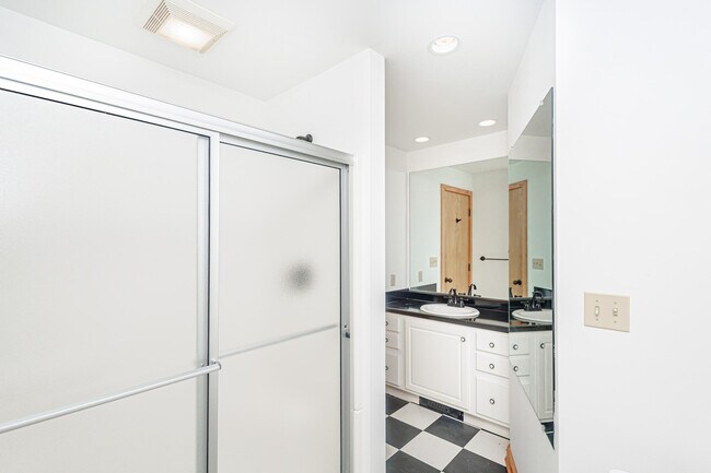 Building Photo - 1424 Bradford Dr