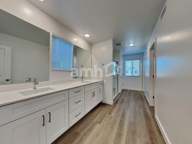 Building Photo - 9817 W Parkway Dr