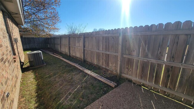 Building Photo - Discover this inviting 3 bedroom, 2 bathroom rental nestled in Cleburne, Texas, offering a spacio...
