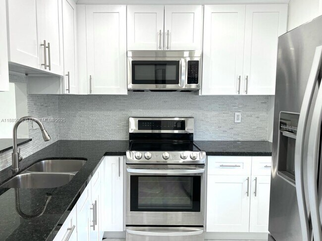 Building Photo - 5051 W Oakland Park Blvd