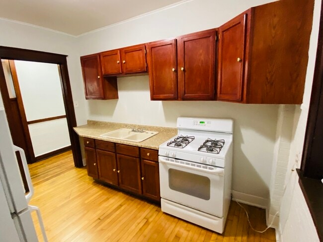 Building Photo - 4040 W Dickens Ave