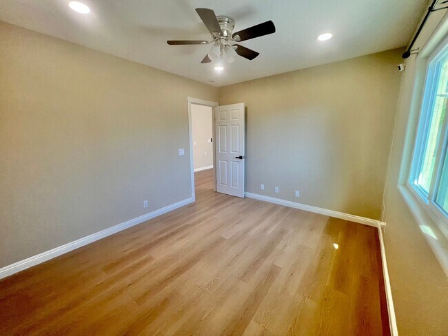 Building Photo - 2 Units Property