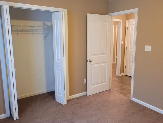 Building Photo - Spacious 3BD/2BA Home Near Moody AFB | Ope...