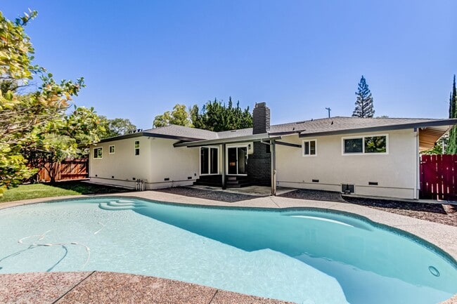 Building Photo - High-End 4-Bedroom Retreat | Designer Kitchen | Resort-Style Backyard & Pool!