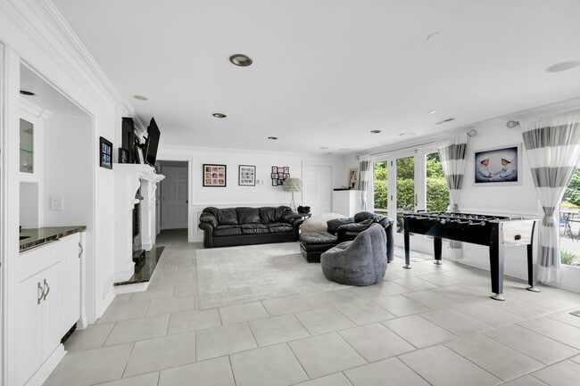 Building Photo - 16 Bingham Hill Cir