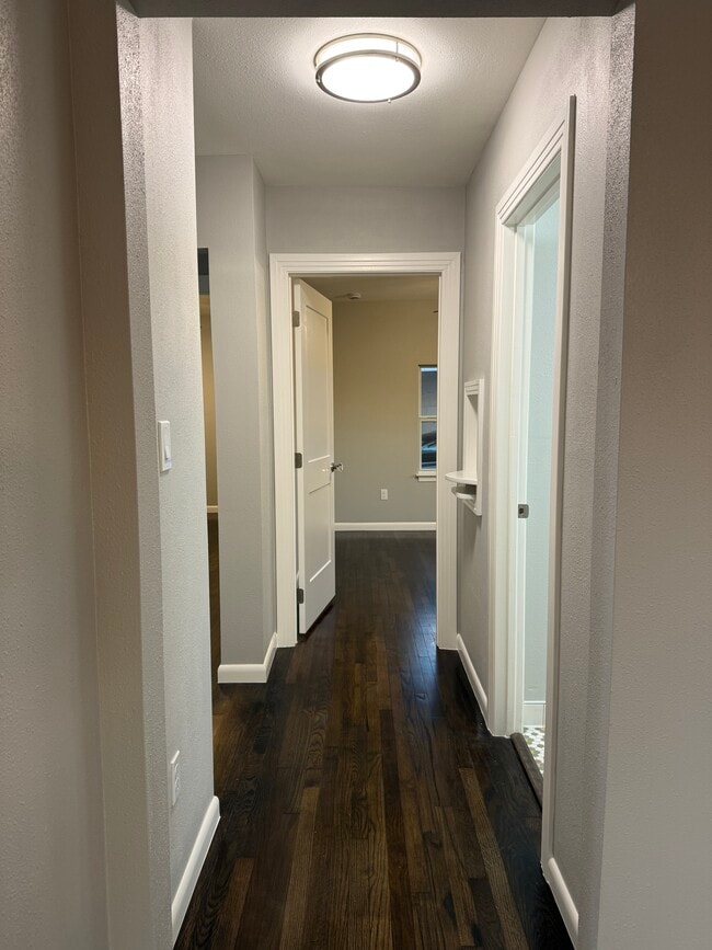 Building Photo - 415 W Mariposa Dr