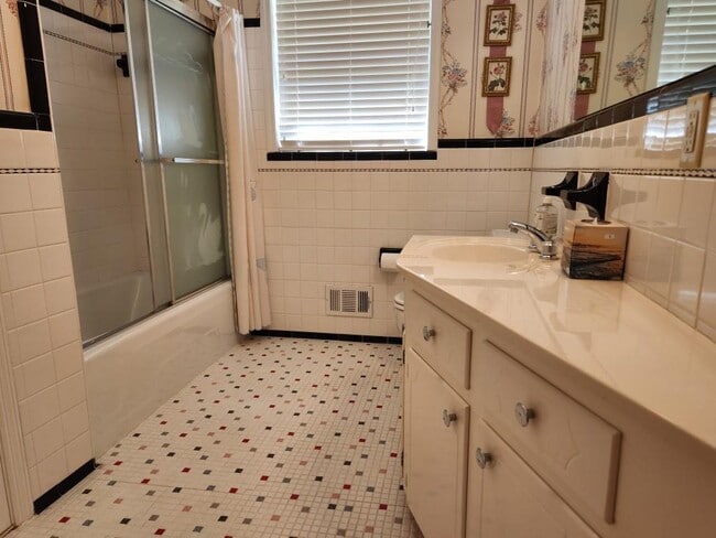 Building Photo - 1181 Lake Shore Cir