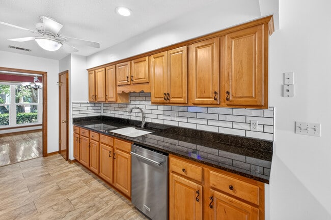 Building Photo - 1140 Troon Dr E