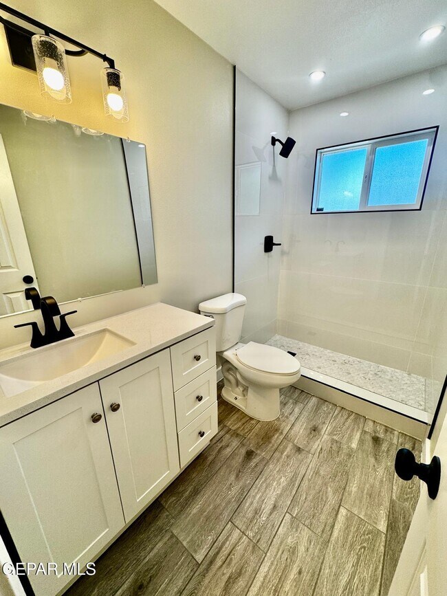 Building Photo - 8636 Mettler Dr