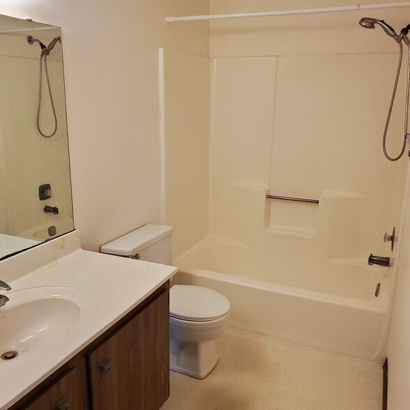 full bathroom/shower - 2609 Smithfield Dr