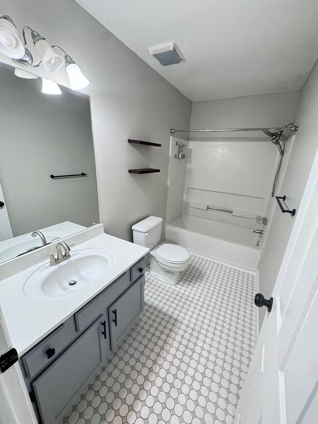 Building Photo - 1884 Dovonshire Rd S W