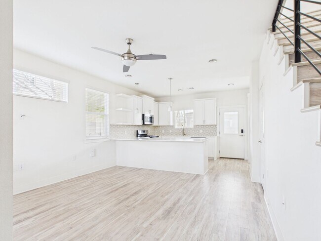 Building Photo - Modern Freestanding Condo with Private Yard Near Downtown Austin