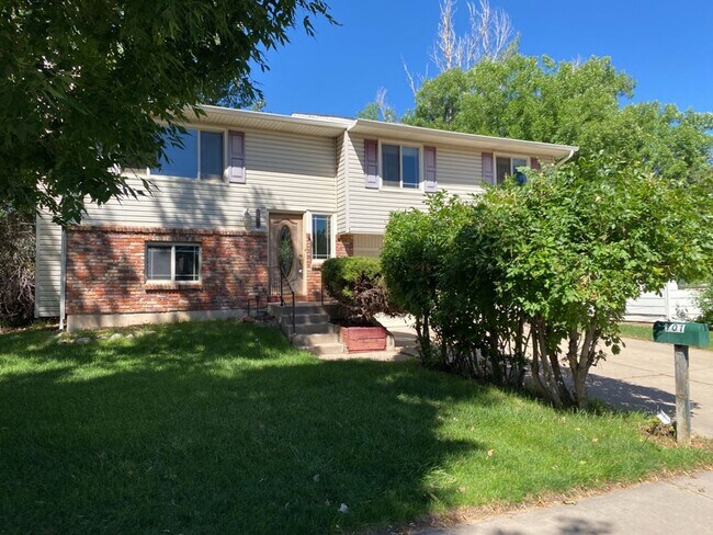 Building Photo - STUDENTS WELCOME! 4 Bed 3 Bath Home in West Ft Collins w/ Garage and Fenced Yard - Lawn Care Incl...