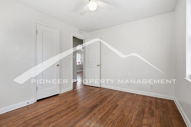 Building Photo - Updated 1/2 Duplex with Washer/Dryer and Fenced Yard