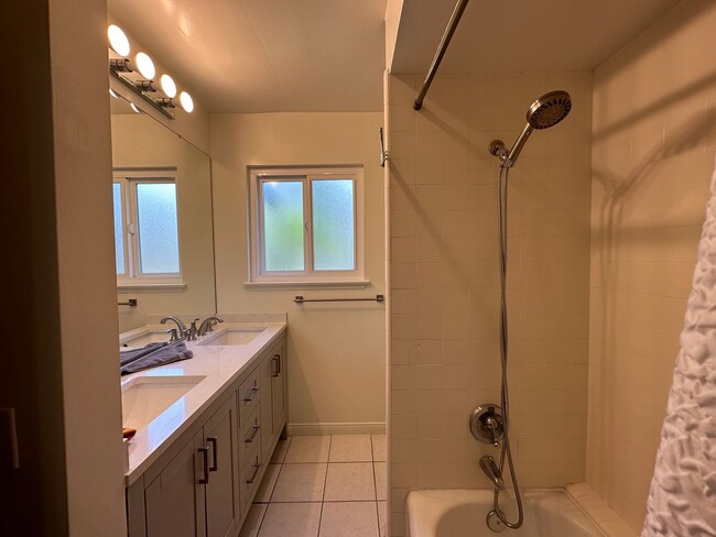 Building Photo - Lovely Remodeled 4 bedroom 2.5 bathroom ho...